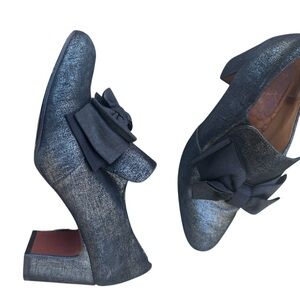 Chie Mihara size 9.5 excellent near new Shimmering Black gold undertones w/ Bows